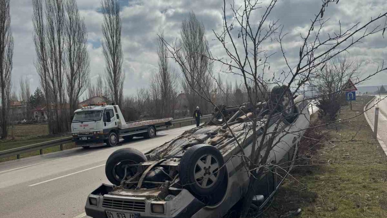 Orta refüje devrilen otomobilde sürücü yaralandı