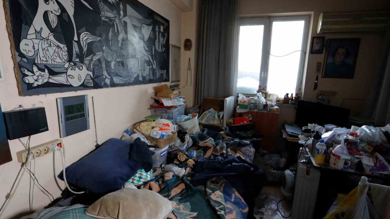 Antalya’da vefat eden adamın evinden 2 kamyon çöp çıktı