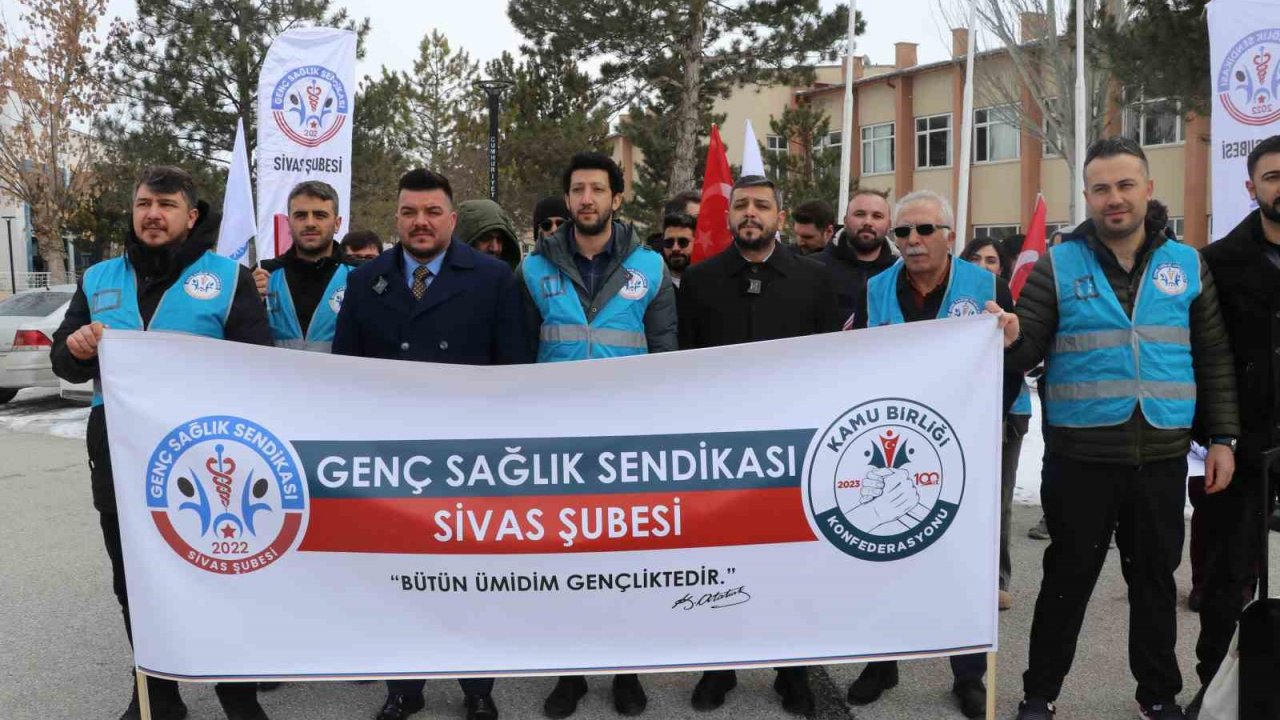 Sivas’ta sağlık çalışanları üniversite hastanesindeki sorunlara dikkat çekmek için toplandı