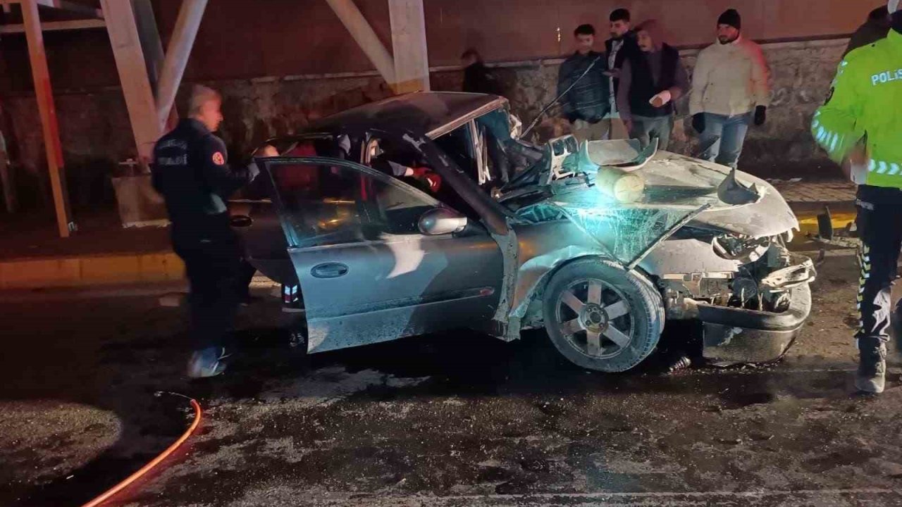 Şanlıurfa’da üst geçidin ayağına çarpan otomobilin sürücüsü öldü