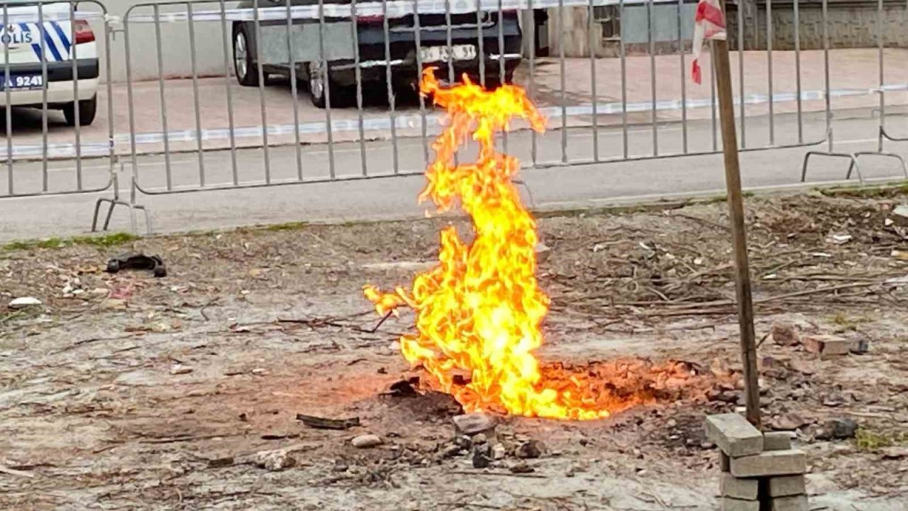 Zemin etüdü sırasında alevlenen metan gazı hala yanıyor