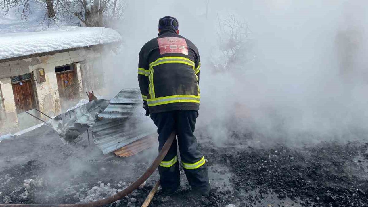Kastamonu’da korkutan çatı yangını