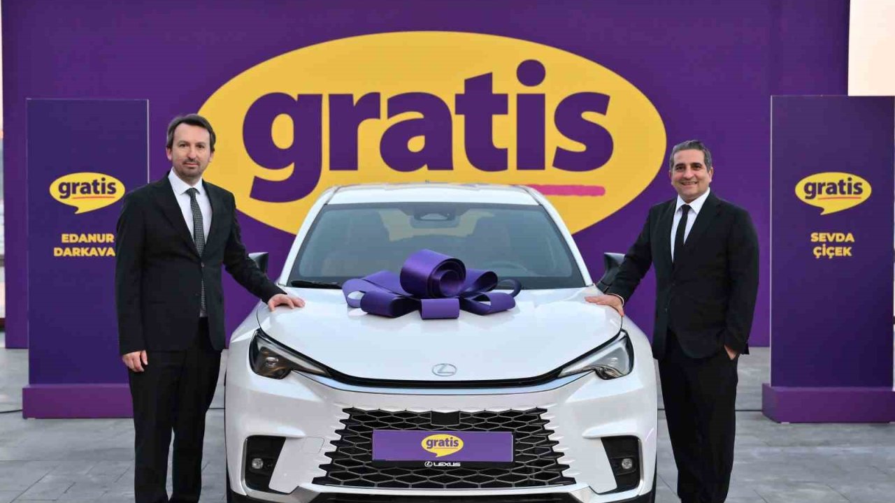 Gratis’in 15’inci yılına özel kampanyasıyla otomobil kazanan 15 talihli ödüllerine kavuştu