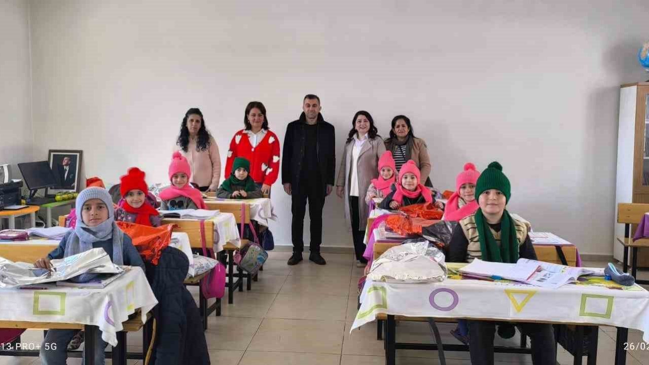 Beytüşşebap’ta çocuklara atkı ve bere dağıtıldı