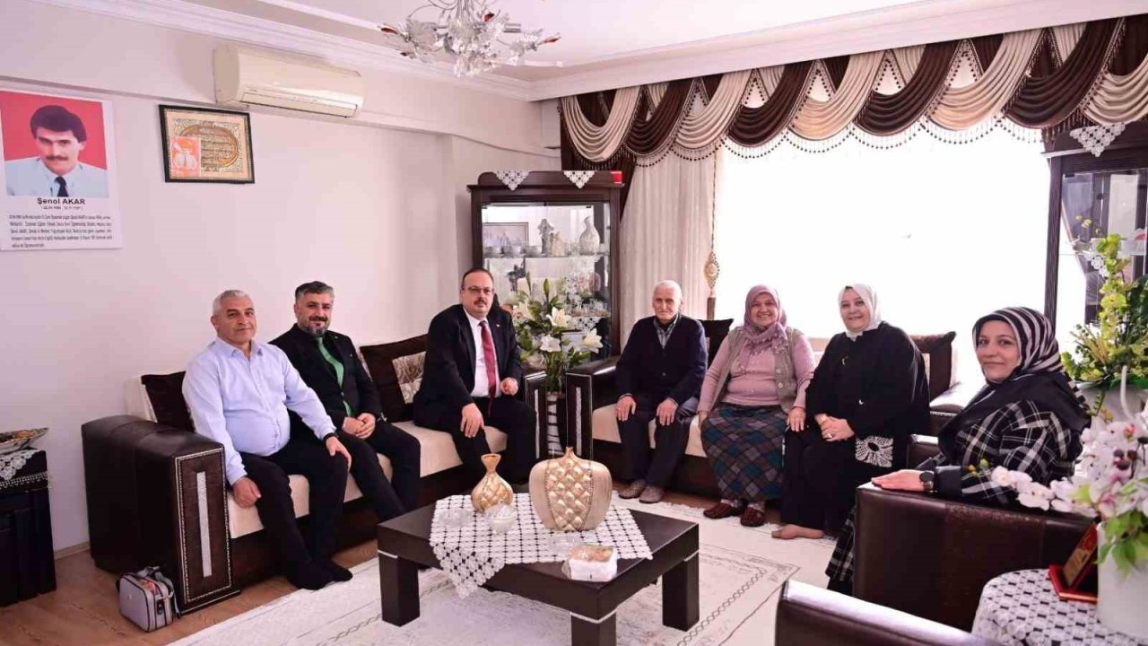 Vali Canbolat, ilk şehit öğretmen Akar’ın ailesine misafir oldu