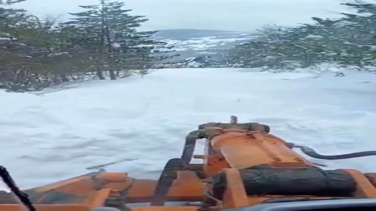 2,5 metreyi bulan karda yol temizleme çalışması