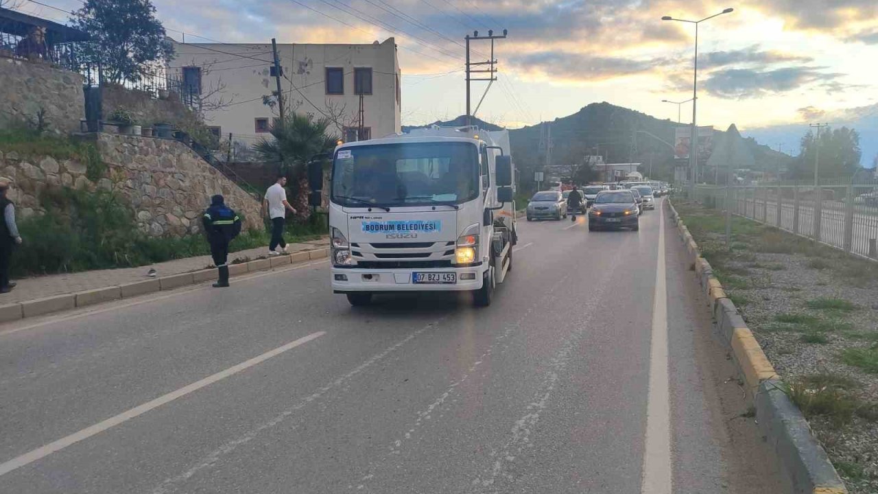 Bodrum’da köpeğin havlamasından irkildi, kamyonun altında kaldı