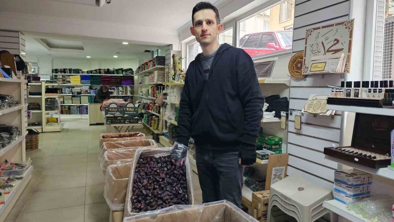 Bandırma’da Ramazan öncesi hurma satışlarında yoğunluk artıyor