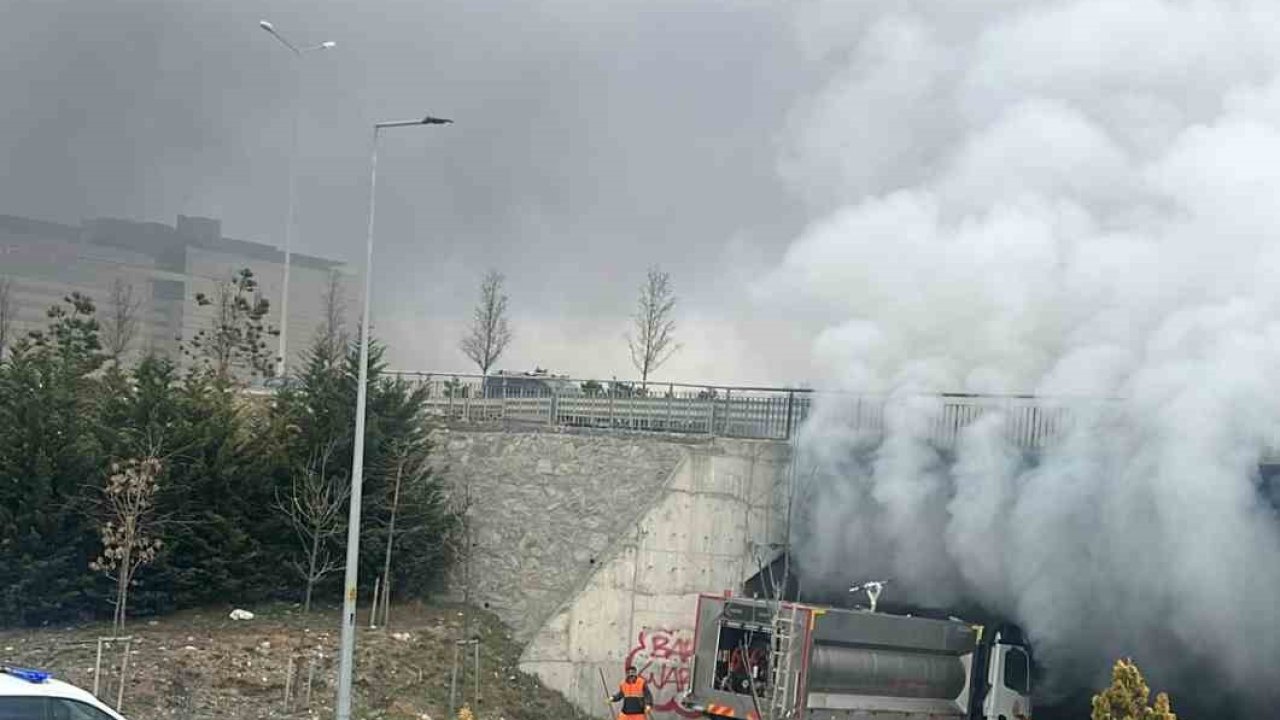 Başakşehir Çam ve Sakura Şehir Hastanesi girişinde otobüste bilinmeyen bir nedenle yangın çıktı. Olay yerine itfaiye ekipleri sevk edildi.