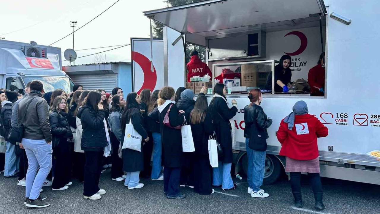 Türk Kızılay Manisa’dan EGEKAF’ta öğrencilere 10 bin kişilik yemek ikramı