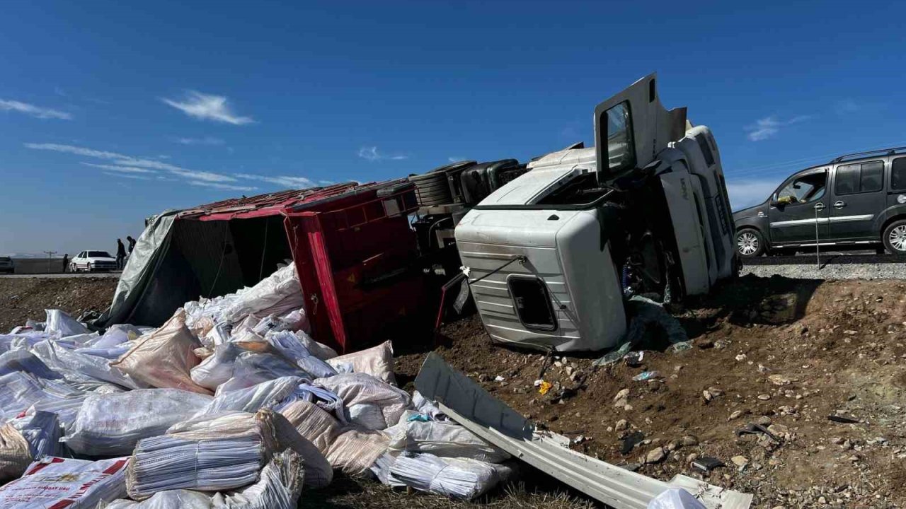 Çuval yüklü tır devrildi,  2 yaralı