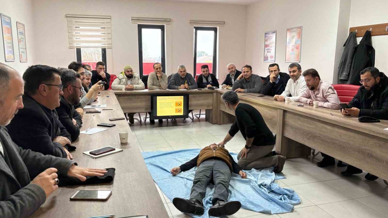 Temel ilk yardım eğitimleri veriliyor