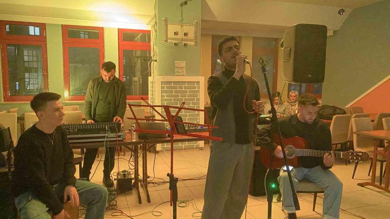 Üniversite öğrencilerine mini konser