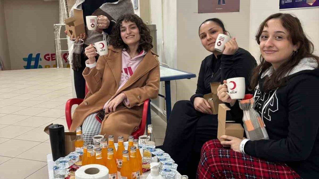 Üniversite öğrencileri kan bağışında bulundu