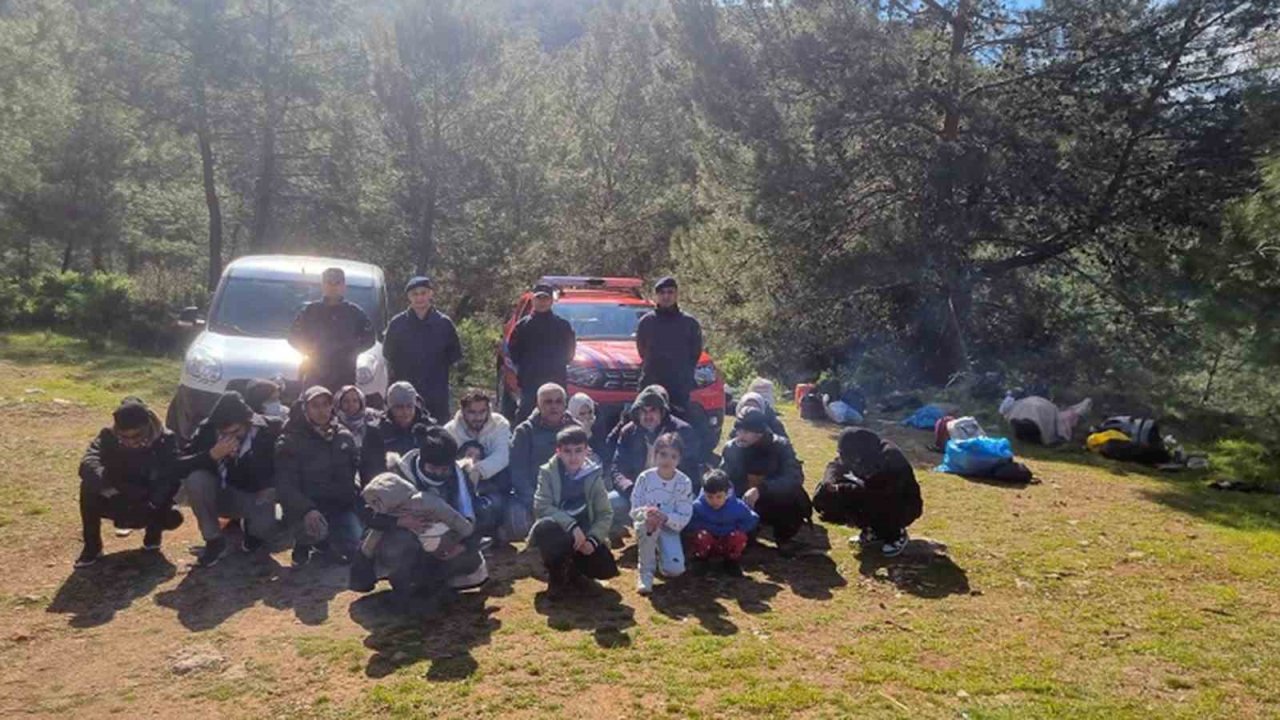 Kayaköy’de 8’i çocuk 24 düzensiz göçmen yakalandı