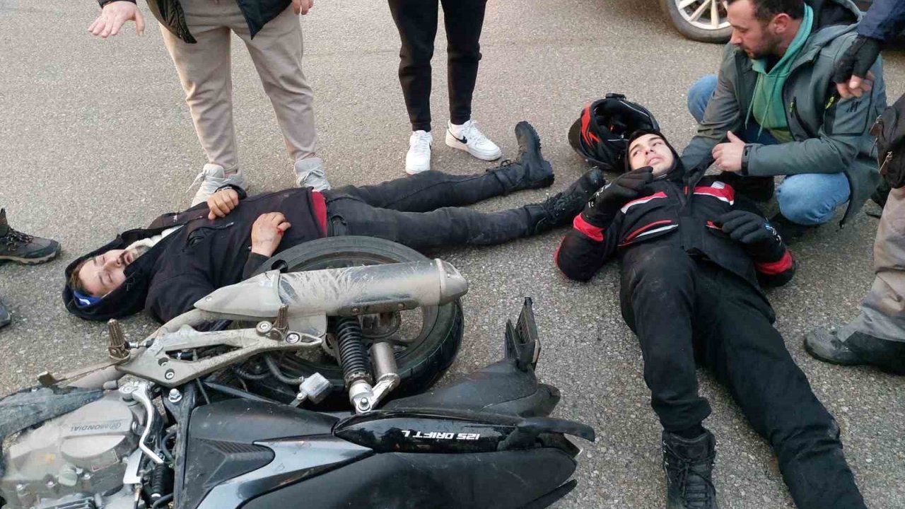 Hafif ticari araç ile motosiklet çarpıştı: 2 kişi yaralandı