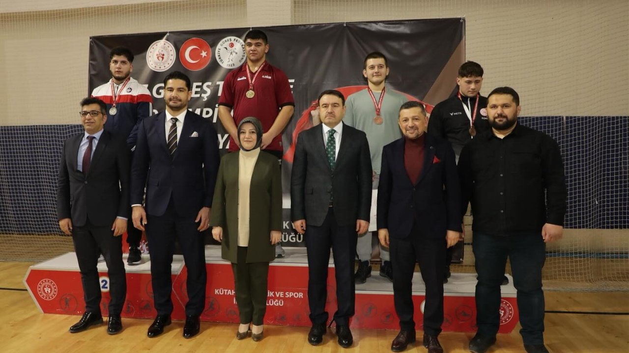 Kütahya’da U-17 Güreş Türkiye Grup müsabakaları sona erdi