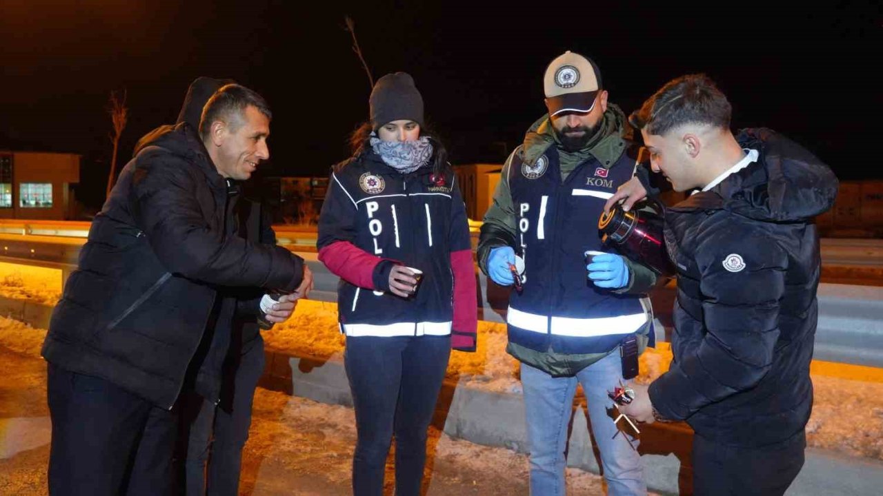 Soğuk gecede Bayburt polisinden sıcak jest