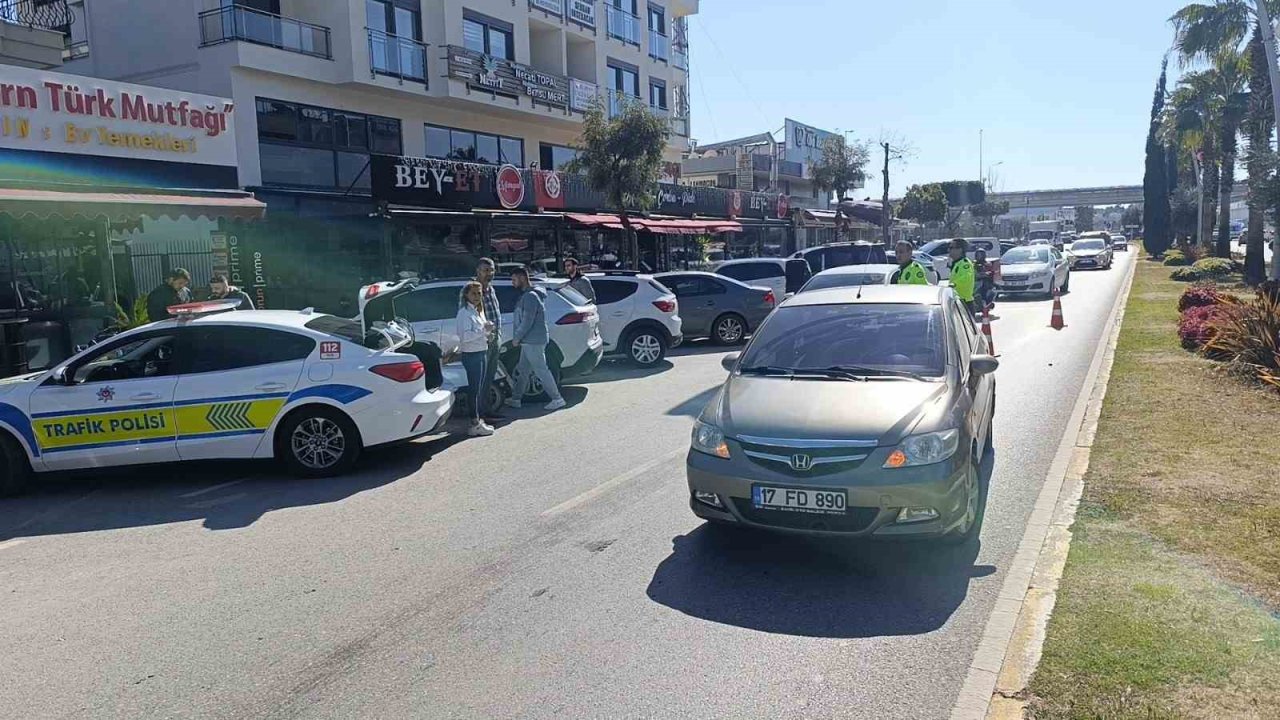 Manavgat’ta otomobile arkadan çarpan motosikletli yaralandı