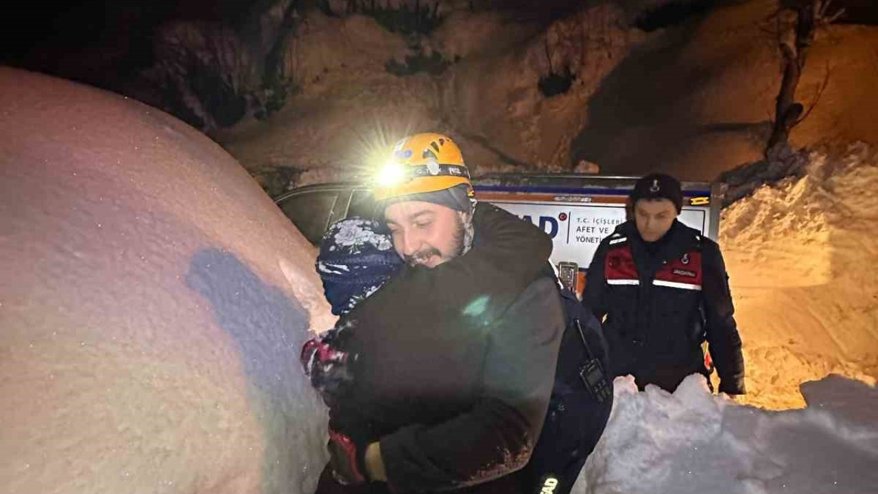 Artvin’de kar nedeniyle çökme tehlikesi olan evde yaşayan yaşlı çift kurtarıldı