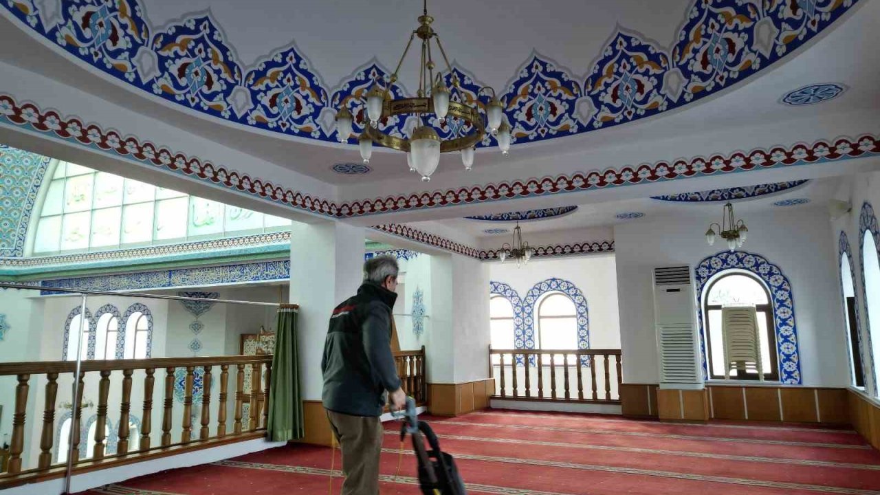 Körfez’in camilerinde Ramazan temizliği