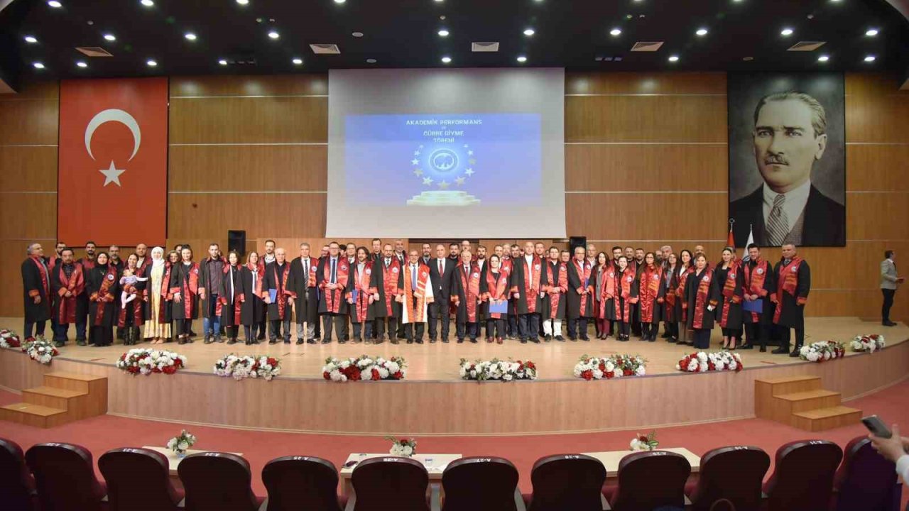 KMÜ’de akademik performans ve cübbe giyme töreni