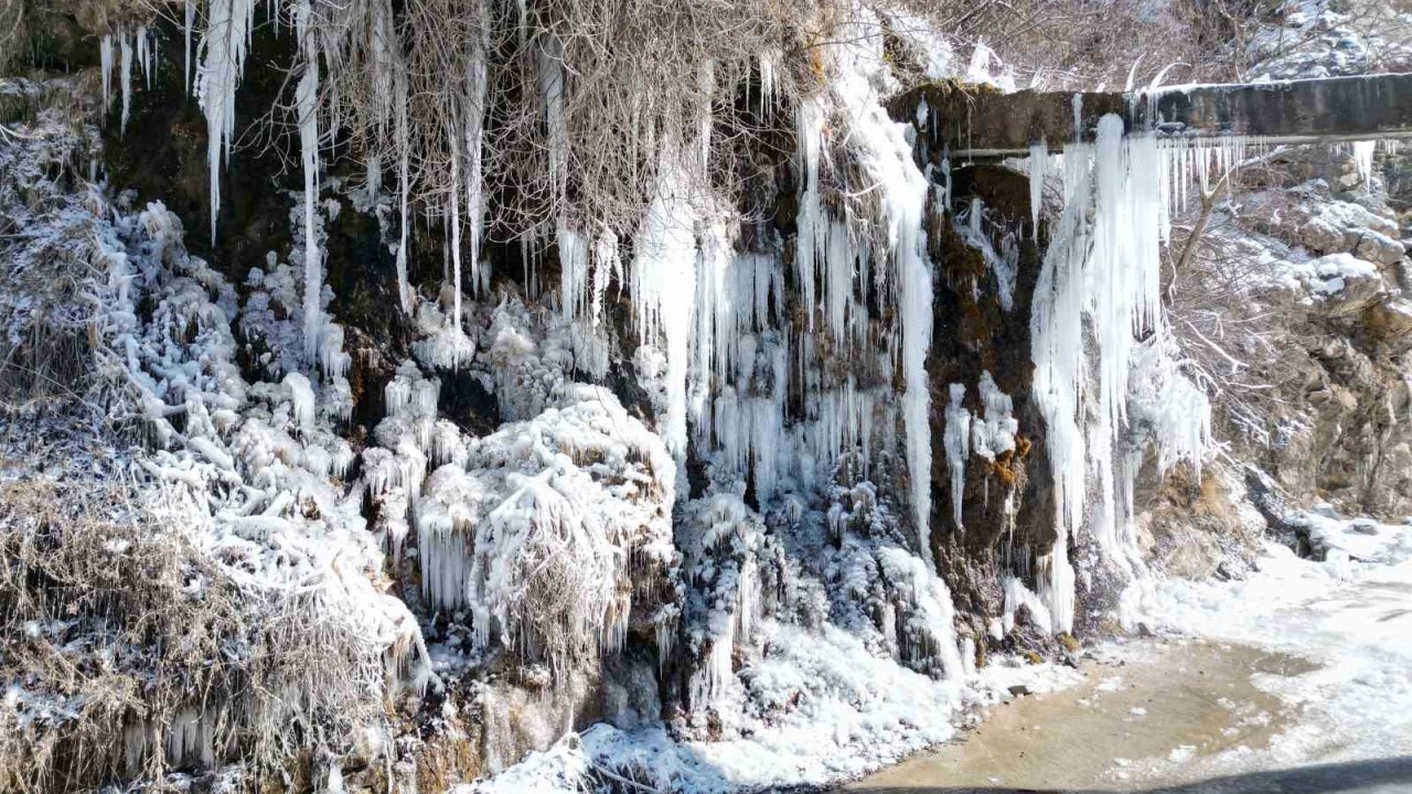 Şırnak’ta şelale ve dağlık alanlar buz kesti