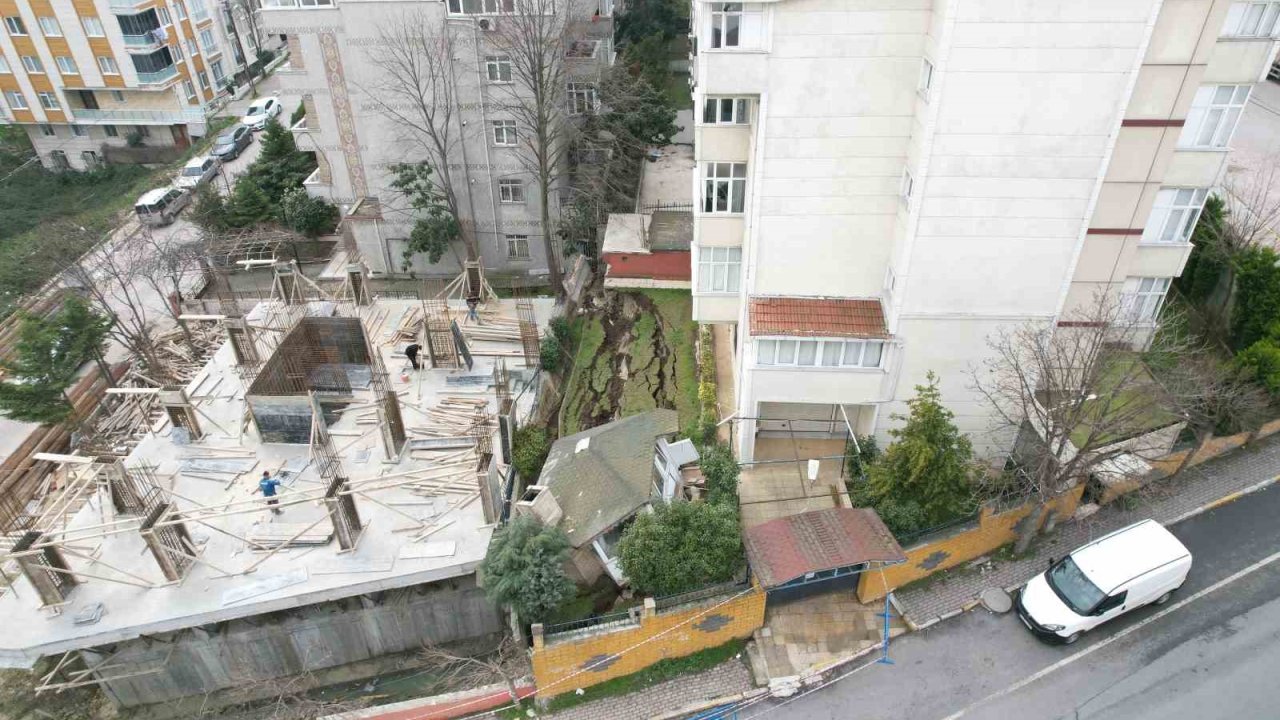 Beylikdüzü’nde inşaat sırasında binanın istinat duvarı çöktü