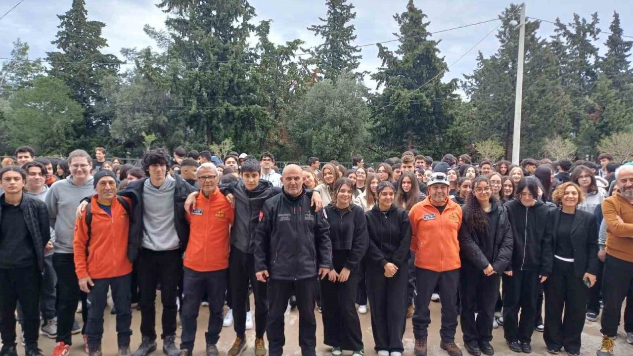 Datça’daki okulda deprem tahliye tatbikatı yapıldı