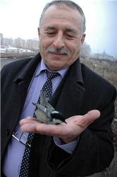 DONMAKTAN KURTARDIĞI KUŞLA BİRLİKTE YILBAŞI BİLETİ ALMAYA GİTTİ