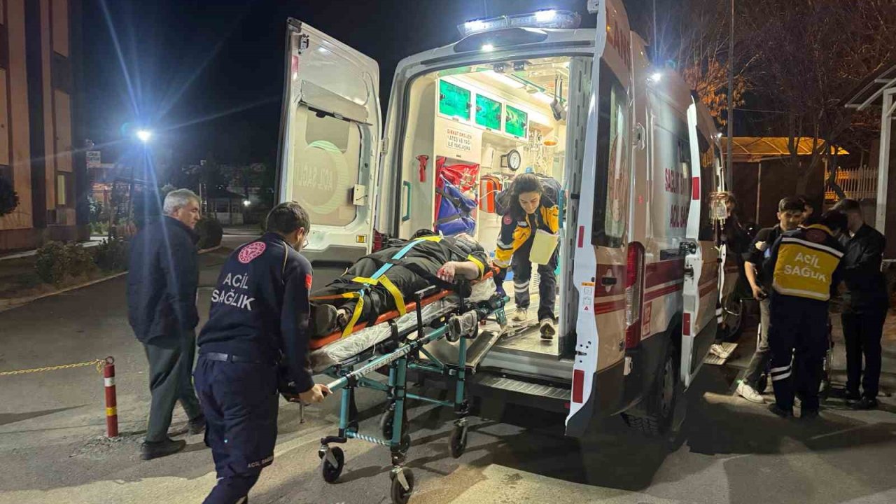 Baraj yolunda 2 motosiklet çarpıştı: 3 yaralı