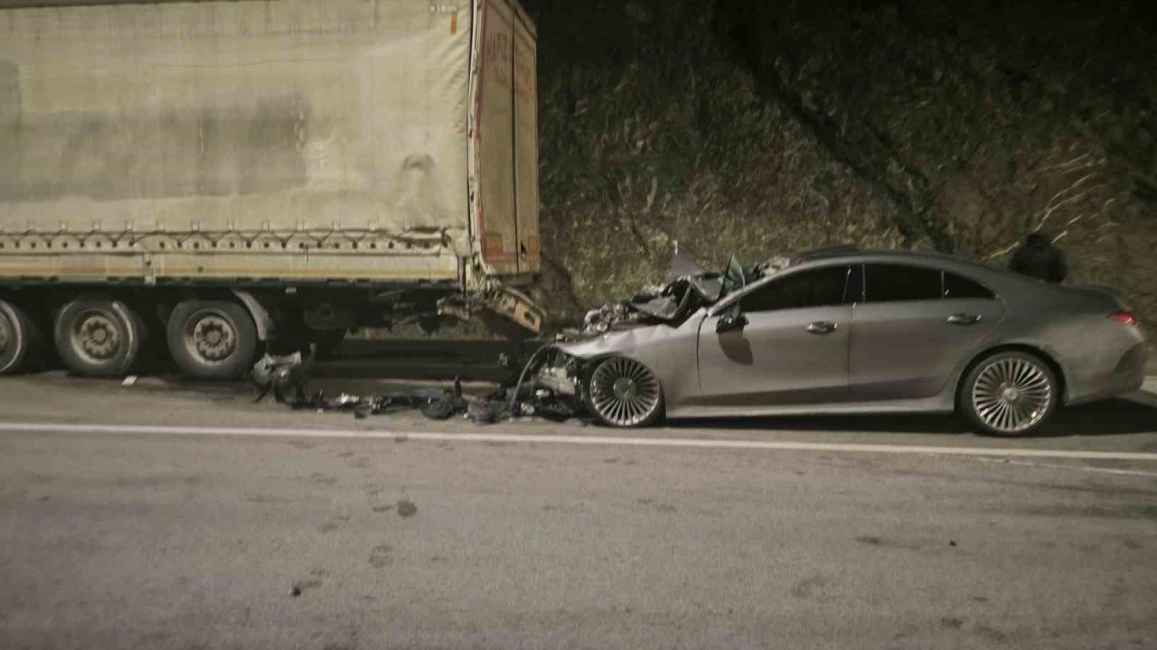 Ehliyetsiz ve alkollü sürücü, önce çekiciye sonra tıra çarptı