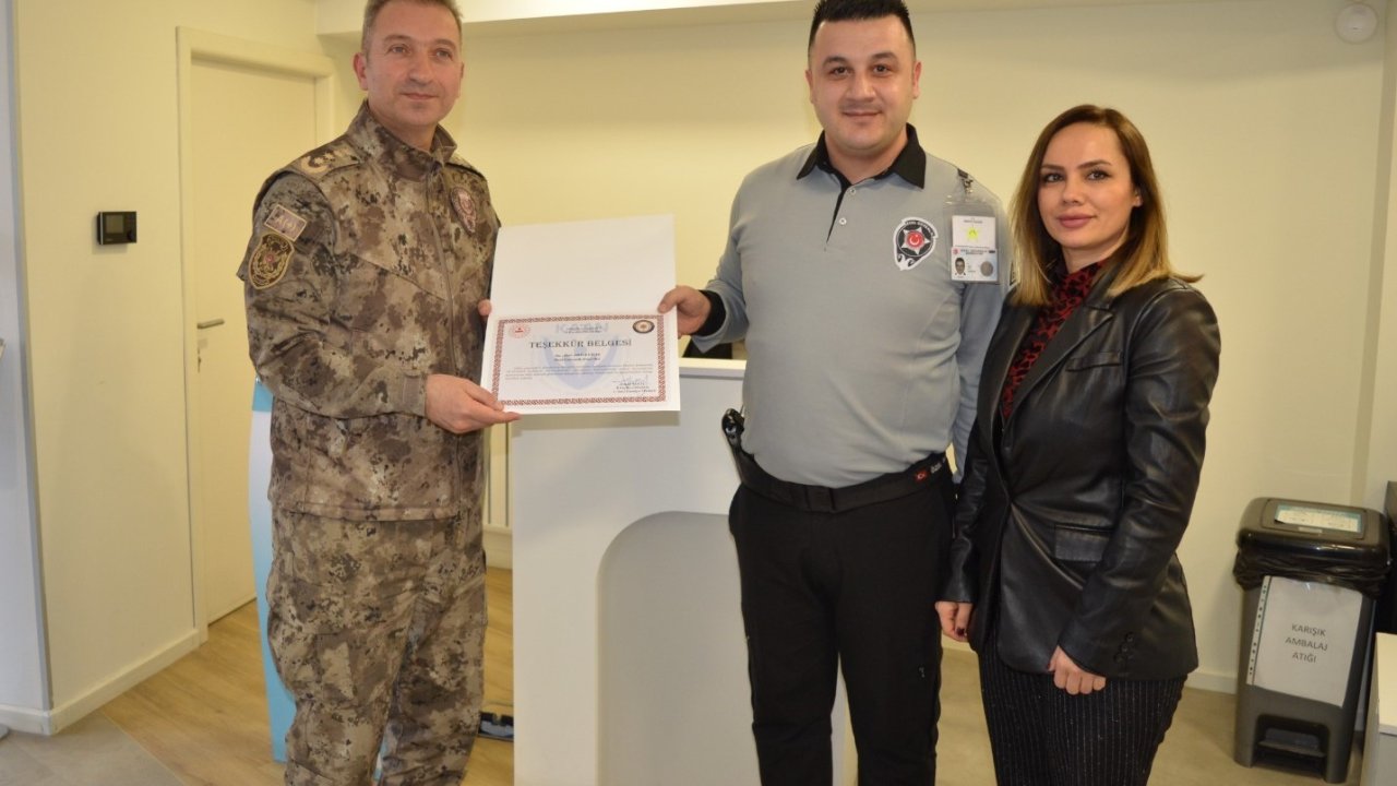 Emekli öğretmeni dolandırılmaktan kurtaran banka güvenlik görevlisine Amasya Emniyet Müdürlüğünden teşekkür