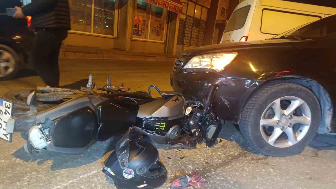 Motosiklet otomobilin altına girdi: 1 yaralı