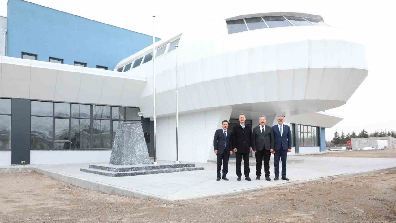 Savunma Sanayii Başkanı Melikgazi Belediyesi Havacılık Ve Uzay Bilimleri Lisesi’ni ziyaret etti