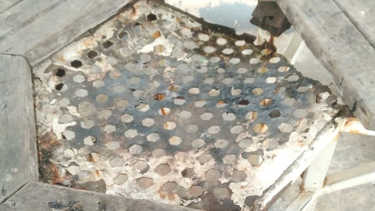 Parktaki masanın tahtalarını söküp ateşe verdiler