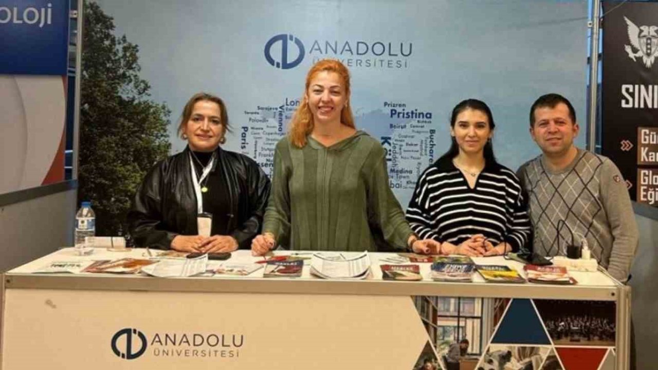 Anadolu Üniversitesi İstanbul Bölüm Tanıtım Günlerinde aday öğrencilerle buluştu