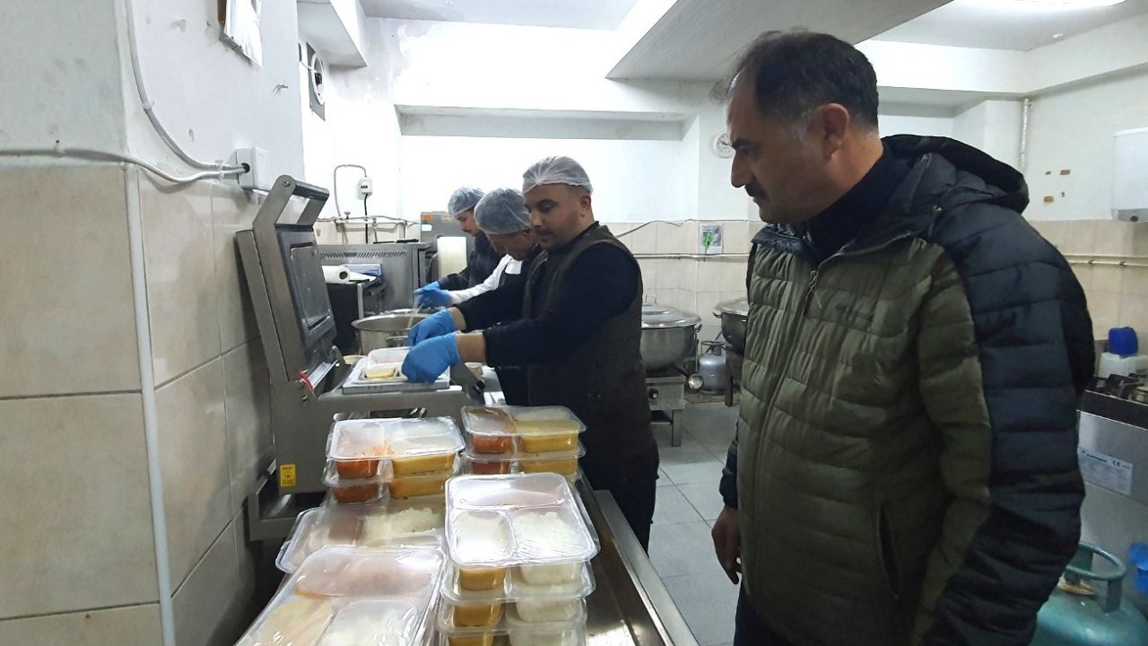 Demirci’de ihtiyaç sahibi vatandaşların evlerine iftar servisi