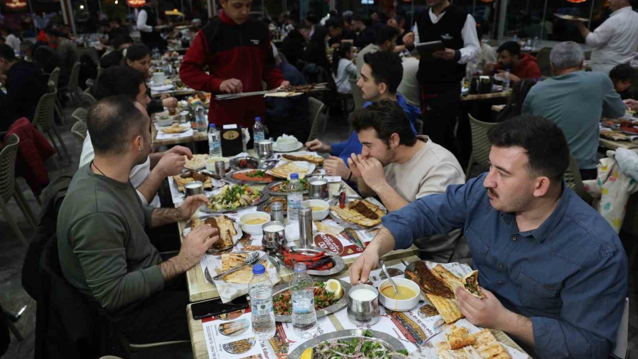 Adana’da ilk iftarda kebapçılar doldu taştı