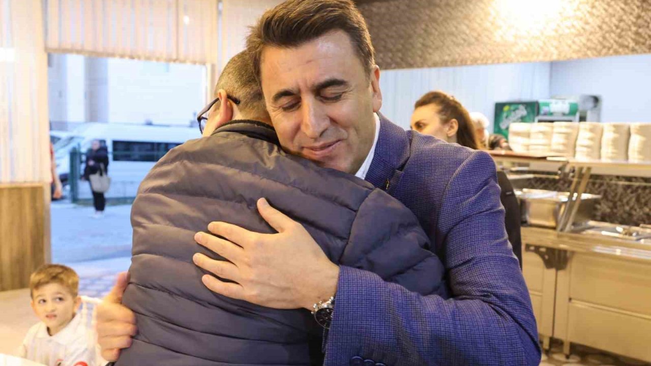 Bilecik Valisi Şefik Aygöl, iftarda huzurevi sakinleri ve çocuklarla buluştu