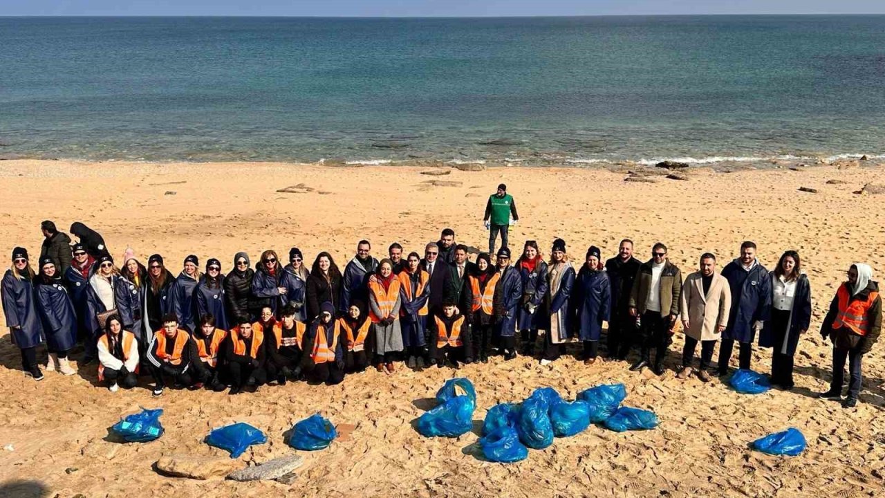 Karaburun sahiline ‘Mavi Gelecek’ projesi dokundu, 107 kilogram atık toplandı