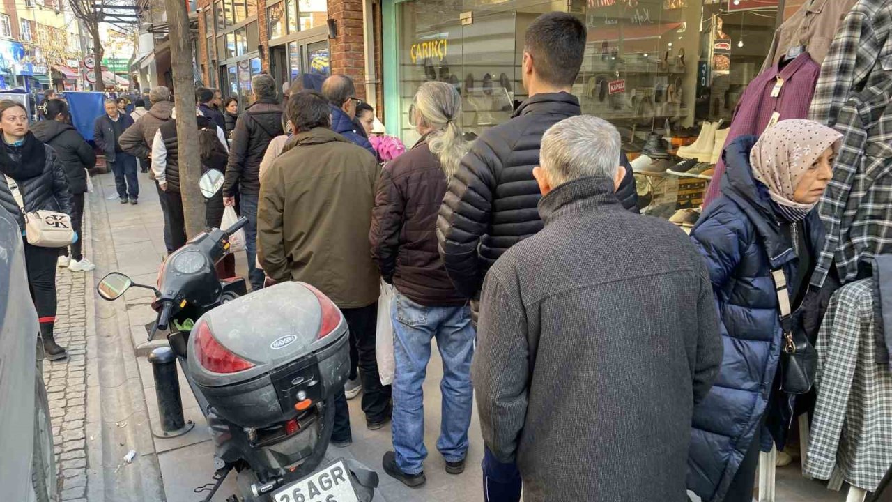 Fırınların önünde metrelerce pide kuyruğu oluştu