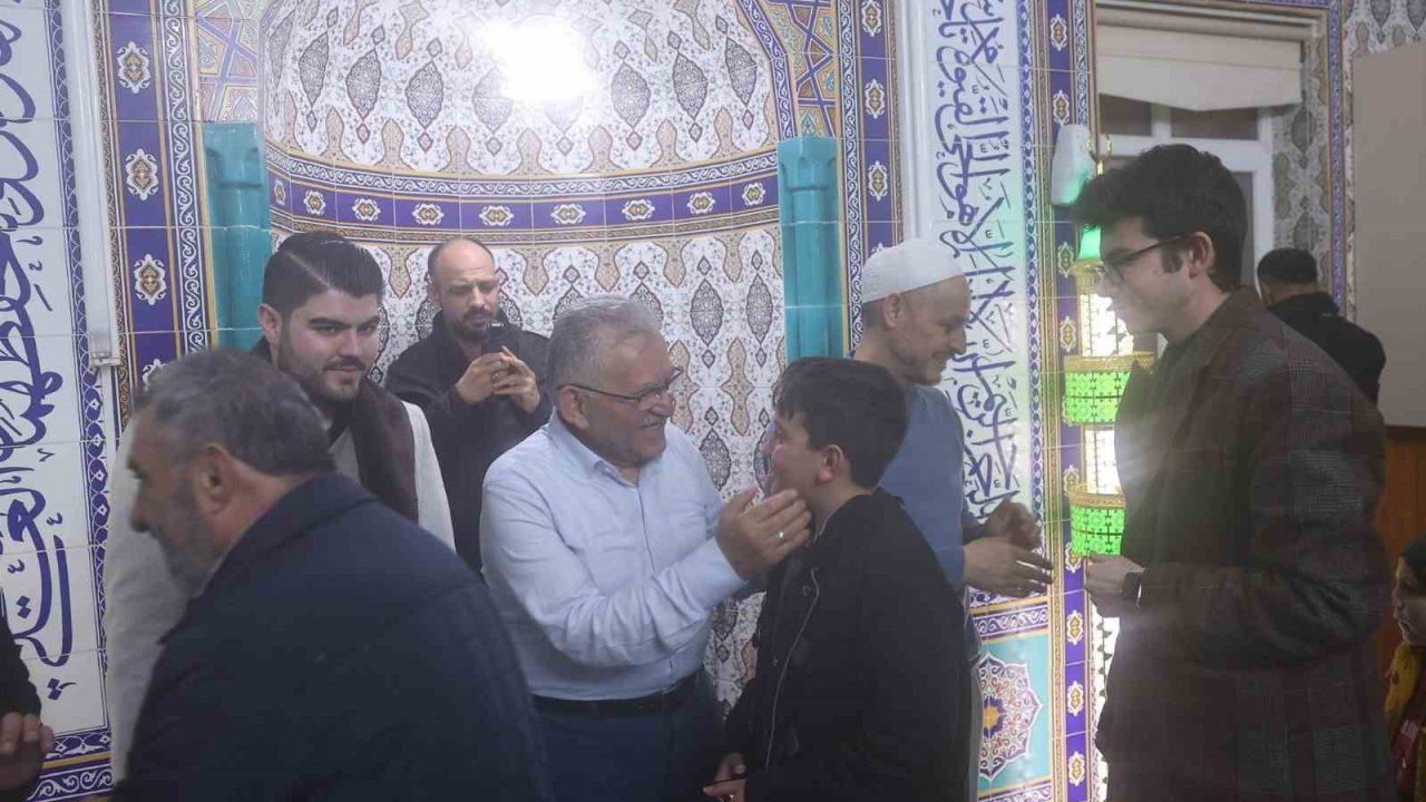 Başkan Büyükkılıç, teravih namazında Esenyurt sakinleriyle buluştu