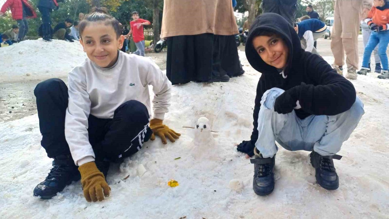 Adana’da çocukların kar sevinci: "İlk defa kar gördük"
