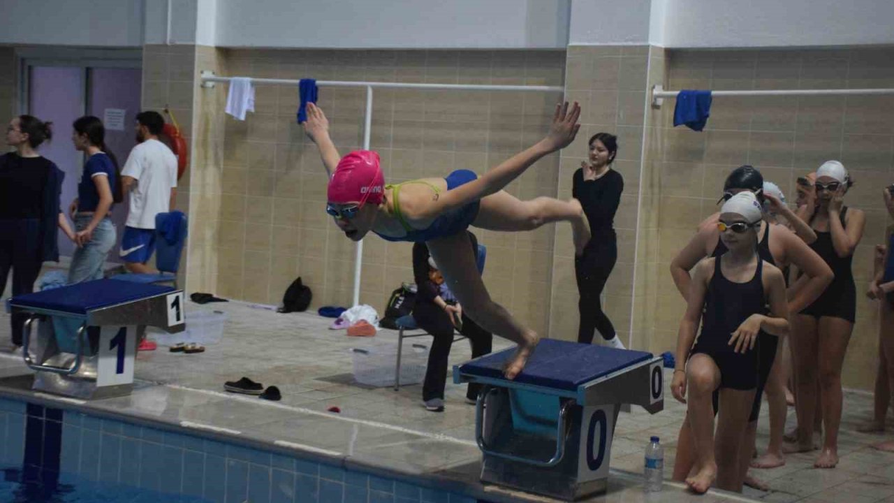Çocuklara yönelik yüzme müsabakaları başladı