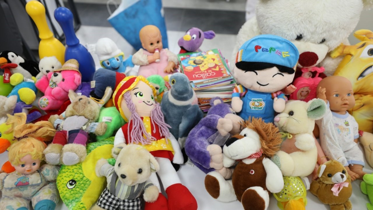 Yunusemre Belediyesi kitap ve oyuncak kampanyasına destek devam ediyor