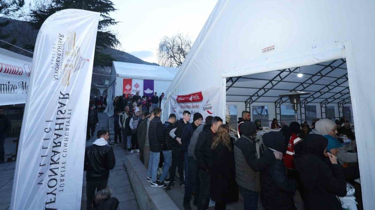 Afyonkarahisar Valiliği’nin iftar sofraları kentin 3 noktasında kuruluyor