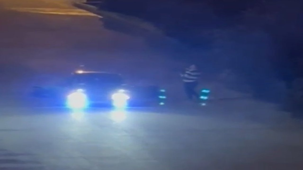 Sahur vaktinde otomobilin kapılarını açtı, yüksek sesli müzikle mahalleliyi ayağa kaldırdı