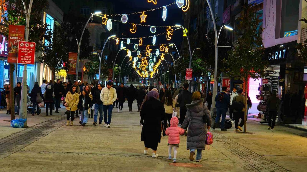 Çark Caddesi’nde Ramazan ayı için özel tasarımlı ışıklandırmalarla süslendi