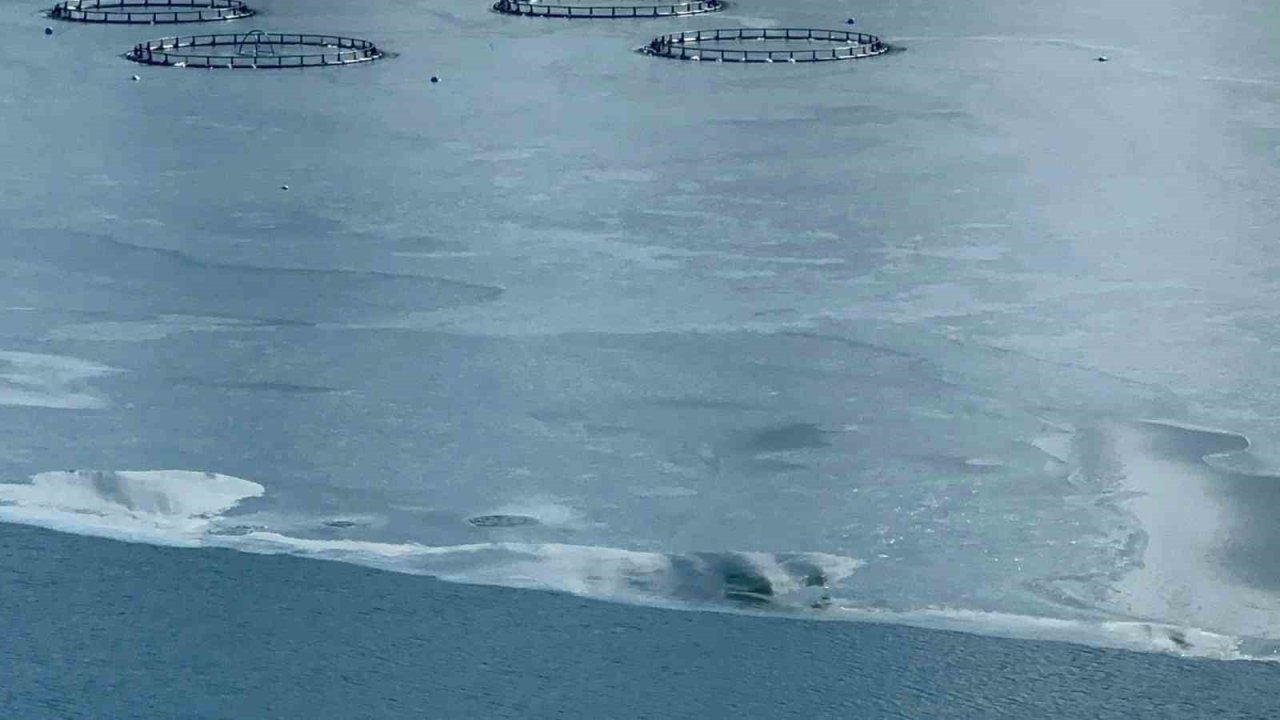 Yüzen adaların yer aldığı Çat Barajı dondu